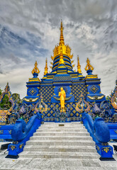 Der Blaue Tempel, Wat Rong Suea Ten,  in Chian Rai am Tag