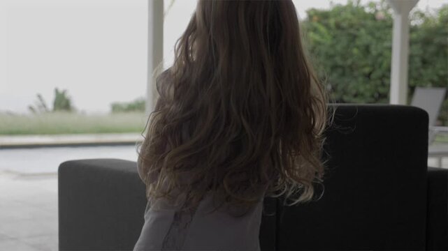 petite fille au cheveux long dansant