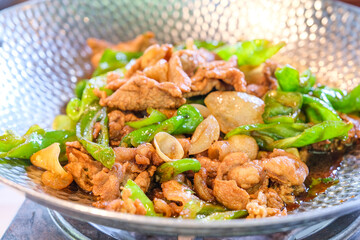 豚肉とネギと白キクラゲを炒めた中華料理