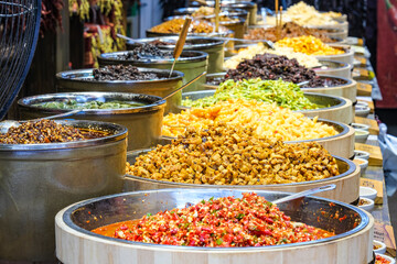 杭州の清河坊の店先に並べられた惣菜