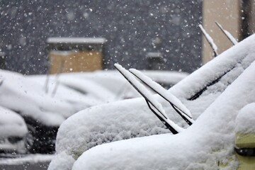 雪の積もった車とワイパー　雪対策