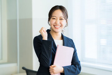 オフィスで働くビジネスウーマン