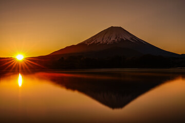 湖と富士山の日本風景