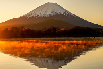 湖と富士山の日本風景