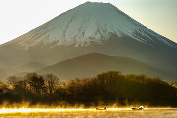 湖と富士山の日本風景