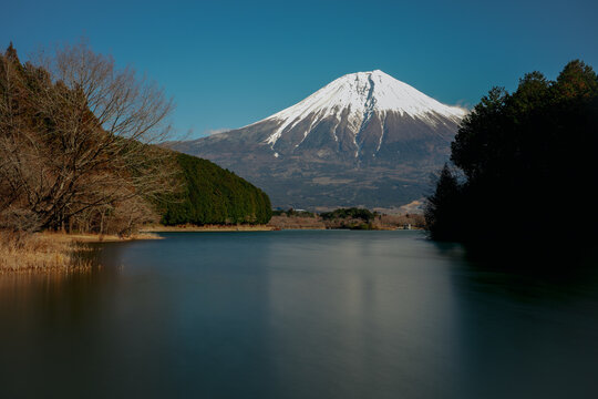 湖と富士山の日本風景