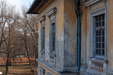 Fototapeta premium Abandoned Historic Palace in Eastern Europe