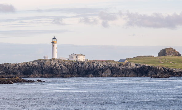 Fair Isle, Shetlandinseln, Schottland: Der s&uuml;dliche Leuchtturm (Skadan) auf den schroffen Klippen der Westk&uuml;ste, vom Wasser aus fotografiert.