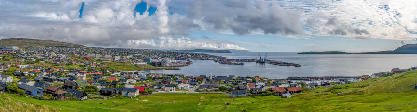 T&oacute;rshavn Panorama auf den F&auml;r&ouml;er-Inseln, Hauptstadt mit Hafen und bunten H&auml;usern, nordische Landschaft und Architektur unter bew&ouml;lktem Himmel, Skandinavien Reiseziel, Streunoy Region.