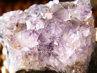 綺麗な天然石（アメジスト）