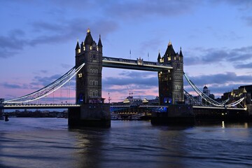 Obraz premium Illuminated Tower Bridge in London over Thames at twilight