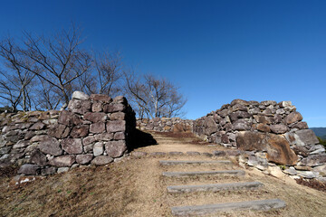 田平子峠刑場跡とともに国の史跡に指定された赤木城跡