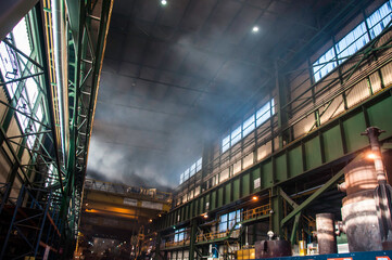 Fum&eacute;e &agrave; l'int&eacute;rieur d'une aci&eacute;rie