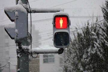雪の日の歩行者信号　赤