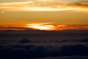 Obraz premium The sunrise scene emerging from beneath the sea of clouds