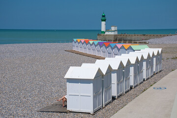 Le Tr&eacute;port, bunte Holzh&auml;user und Leuchtturm am Strand