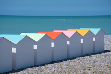 Le Tr&eacute;port, bunte Holzh&auml;user am Strand