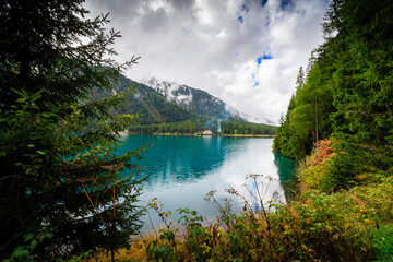 Obraz premium Hiking trail around Lake Antholz in autumn. South Tyrol 2025