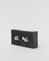 Obraz premium Technisches Bauteil, schwarze Halterung mit Schrauben, isoliert