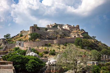 Fototapeta premium Kumbhalgarh is a Mewar fortress on the westerly range of Aravalli Hills, in the Rajsamand district near Udaipur of Rajasthan state in western India.