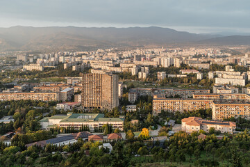 Obraz premium Soviet era buildings in Tbilisi, Georgia. View from the Chronicle of Georgia overlooking Soviet-era apartment buildings and the cityscape below.