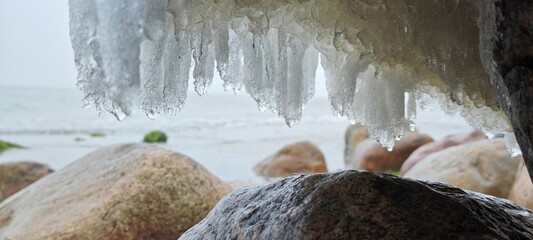 Eisvorhang an Steinen der Ostseek&uuml;ste