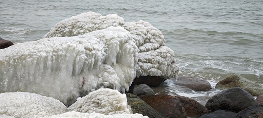 Dickes Eis auf Steinen an der Ostsee