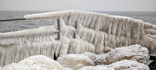 Eingefrorenes Gel&auml;nder an der Ostseek&uuml;ste