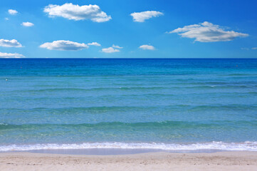 Fototapeta premium Sandy beach with blue sky and turquoise water .