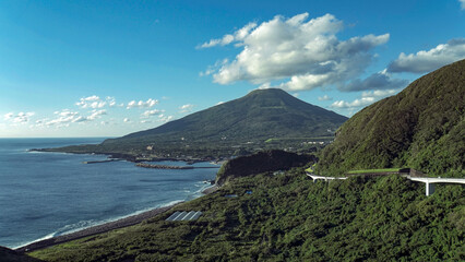 大坂トンネル展望台から一望する八丈富士と美しい海岸線が広がる八丈島のパノラマ