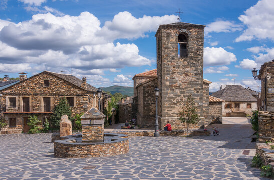 Centro urbano del pueblo de Campillo de Ranas en Guadalajara, Espa&ntilde;a