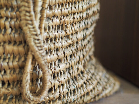 Gros plan sur la texture d'un panier en osier tress&eacute;, artisanat traditionnel, d&eacute;coration naturelle et &eacute;co-responsable