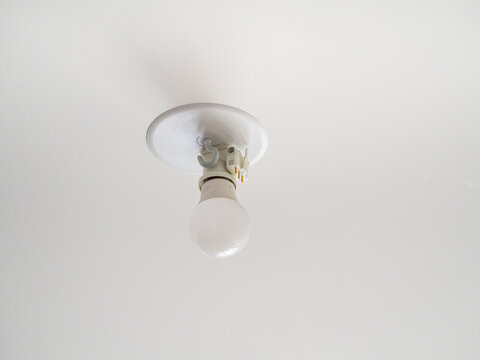 Plafonnier avec bo&icirc;tier DCL et ampoule LED, installation &eacute;lectrique conforme aux normes de construction neuve