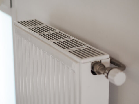 Radiateur &agrave; eau blanc avec vanne thermostatique, syst&egrave;me de chauffage central domestique, concept d'&eacute;conomie d'&eacute;nergie