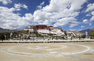 The Potala Palace view from the Potala Square in Lhasa,Tibet, Cina. It was formerly the winter palace of Dalai Lamas