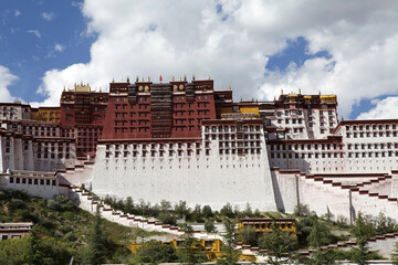The Potala Palace view from the Potala Square in Lhasa,Tibet, Cina. It was formerly the winter palace of Dalai Lamas