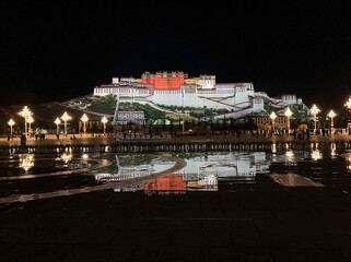 Potala Palace view from the Potala Square with the reflection of the Potala Palace in Lhasa,Tibet, Cina. It was formerly the winter palace of Dalai Lamas