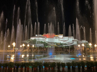 Fountain at the Potala Square with Potala Palace in Lhasa,Tibet, Cina. It was formerly the winter palace of Dalai Lamas