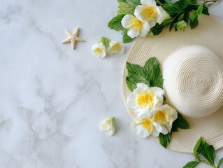 白い花と麦わら帽子を並べた明るい空間で初夏の装いと爽やかな季節感を感じる静物シーン