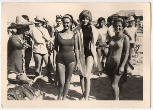FOTOGRAFIA VINTAGE CON GRUPPO DI RAGAZZE ALL'APERTO IN SPIAGGIA