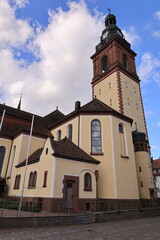 Fototapeta premium Historische Kirche im Zentrum von Haslach im Schwarzwald 