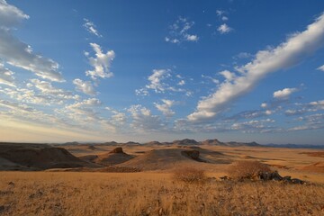 Fototapeta premium Wolkenstimmung über den Hügeln des Gamsberg Reserve in Namibia