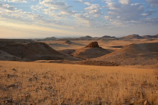 Wolkenstimmung &uuml;ber den H&uuml;geln des Gamsberg Reserve in Namibia