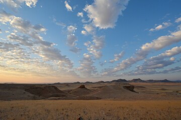 Naklejka premium Wolkenstimmung über den Hügeln des Gamsberg Reserve in Namibia