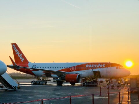 Avion EasyJet stationn&eacute; &agrave; l&rsquo;a&eacute;roport au coucher de soleil &ndash; aviation commerciale
