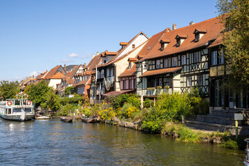 Obraz premium Klein Venedig in Bamberg, Bavaria, Germany, picturesque row of medieval half-timbered fishermen houses along the Regnitz River, iconic UNESCO old town landmark and European travel destination.
