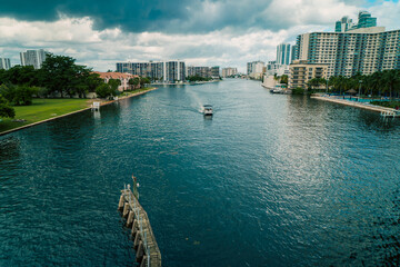 Naklejka premium Sunny tropical canal in Hollywood Florida with boats