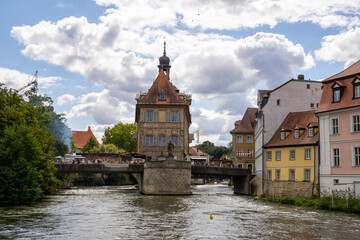 Obraz premium Altes Rathaus in Bamberg, Bavaria, Germany, iconic old town hall on an artificial island in the Regnitz River, connected by pedestrian bridges including Untere Brücke, featuring porcelain museum 