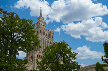 „Widok na Pałac Kultury i Nauki – charakterystyczny wieżowiec w centrum Warszawy, symbol miasta i przykład architektury socrealistycznej.” © jarizPJ