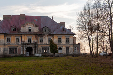 Fototapeta premium Abandoned Historic Palace in Eastern Europe